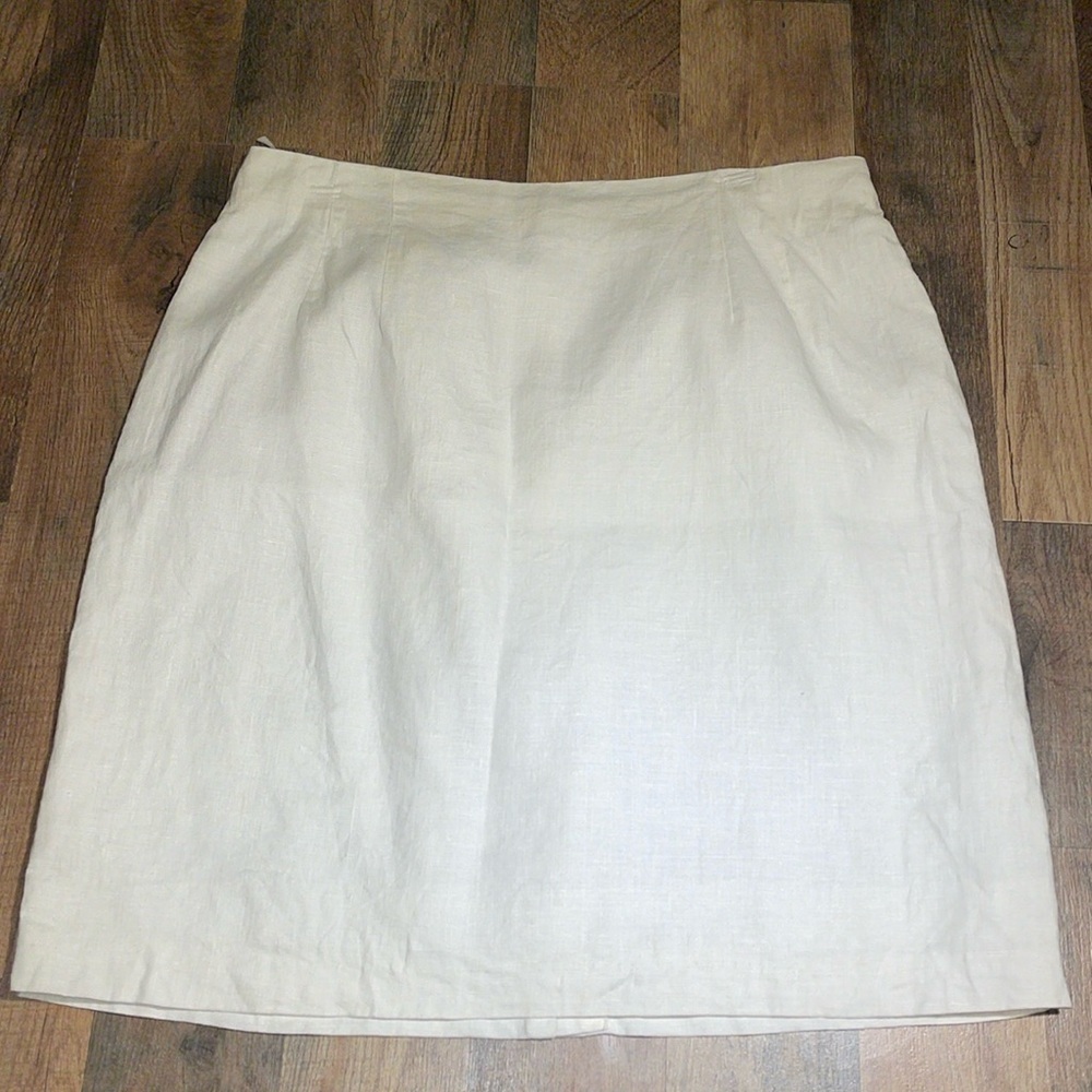 International Scene White Linen Skirt.  Fully lined. ‎ Size 16.
